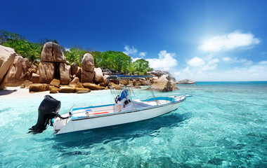 Fototapeta na wymiar prędkość łodzi na plaży Coco Island, Seszele