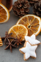 Fototapeta na wymiar Boże Narodzenie: cynamon, anyż i pomarańczowe plastry