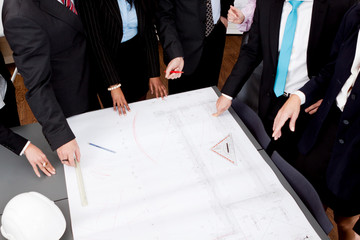 team gruppe konferenz mit architektur und bauplänen
