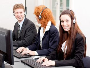 junges serviceteam in einem callcenter mit headset kopfhörer