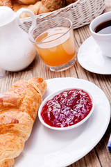 französisches Frühstück mit kaffe marmelade und croissant