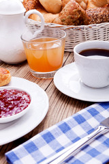 französisches Frühstück mit kaffe marmelade und croissant