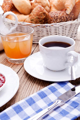 französisches Frühstück mit kaffe marmelade und croissant