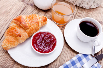 franz&ouml;sisches Fr&uuml;hst&uuml;ck mit kaffe marmelade und croissant
