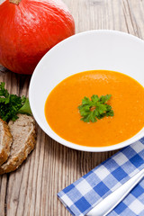 Frische leckere Kürbissuppe mit gesundem Vollkorn Brot