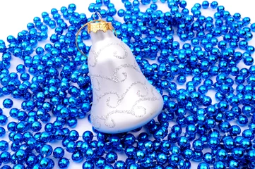 Fototapeten Sparkling Christmas balls decoration on beads, isolated on white © katerinka_au