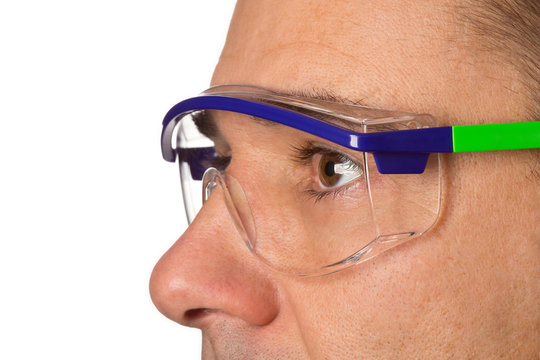 Mann - Arbeiter mit Schutzbrille - Arbeitsschutz