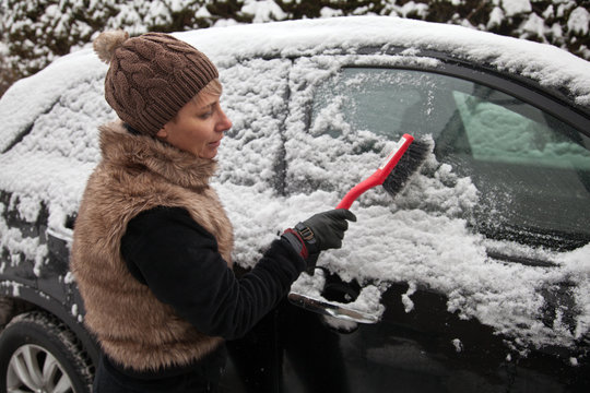 Frau fegt schnee