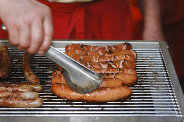 Grillwurst auf einem Gasgrill