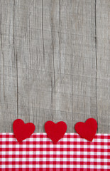 Fototapeta na wymiar Trzy czerwone serca jako karty z pozdrowieniami na drewno