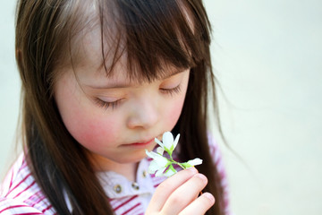 Obraz na płótnie Canvas Portrait of beautiful young girl with flowers