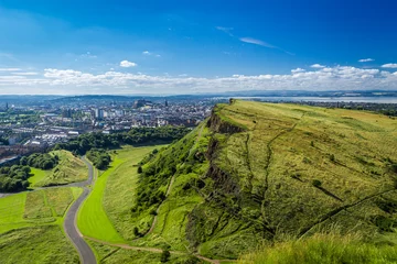 Poster Edinburgh en groene heuvels in de zomer © shaiith