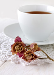Obraz na płótnie Canvas dried rose and cup of tea
