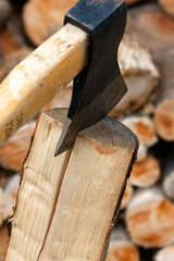 Gespaltenes Brennholz - Axt
