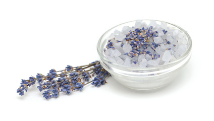 Obraz na płótnie Canvas lavender bath salt in a glass bowl isolated on white background