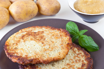 Frische Kartoffelpuffer mit Apfelmus