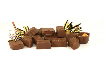 Des bouchées au chocolat sur fond blanc