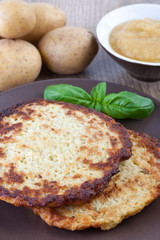 Frische Kartoffelpuffer mit Apfelmus