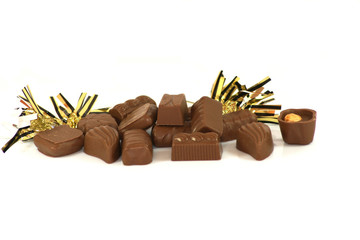 Assortiment gourmand de chocolats sur fond blanc
