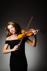 Fototapeta na wymiar Performer kobieta ze skrzypcami w studio