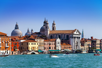 Fototapeta na wymiar Grand Canal z łodzi. Maria della Salute, Wenecja, Włochy ..