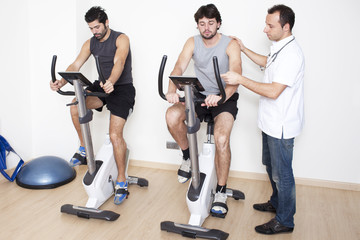 Physiotherapist hilft Patienten bei Übung