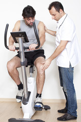 Physiotherapist hilft Patient bei Übung