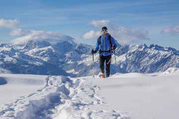 Schneeschuhwanderer in den Alpen