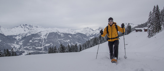 Fototapeta na wymiar Rakietach śnieżnych w Alpach