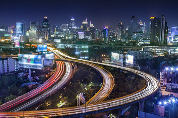 Fototapeta na wymiar Bangkok w nocy widok na miasto