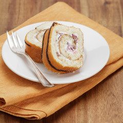 Biskuitrolle mit Blaubeercreme