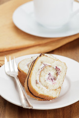 Biskuitrolle mit Blaubeercreme