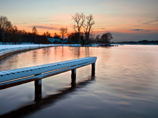 Fototapeta na wymiar Zimowy zachód słońca, jezioro