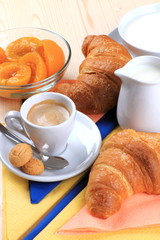 Espresso,amaretti ,cornetti e pesche sciroppate con latte