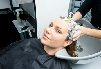 Obraz na płótnie Canvas washing hair in salon