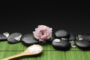 Obraz na płótnie Canvas salt in spoon with stones and ranunculus flower