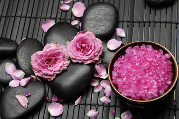 Obraz na płótnie Canvas Róża z soli spa w misce i kamieni na maty bambusowe
