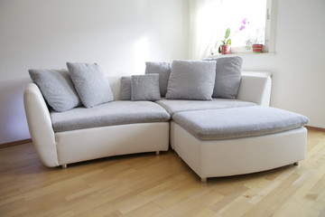 Wohnung mit Sofa in edlen Design im Wohnzimmer