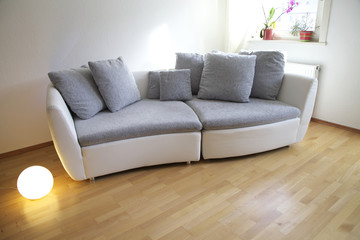 Wohnung mit Sofa in edlen Design im Wohnzimmer