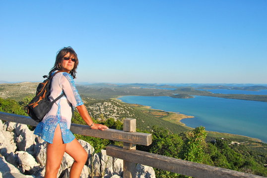 Femme Devant  Vransko Jezero Et Kornatis