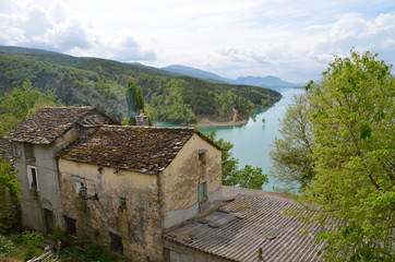 Pueblo al lado de pantano