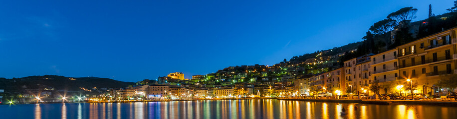 Fototapeta na wymiar Porto Santo Stefano wgląd nocy