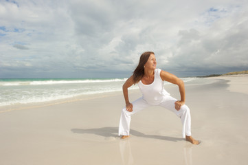 Fototapeta na wymiar Determined mature woman exercising beach