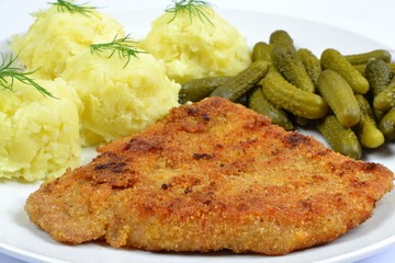 kotlet schabowy z ziemniakami i ogórkiem