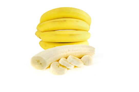 grappe de bananes mûres sur fond blanc