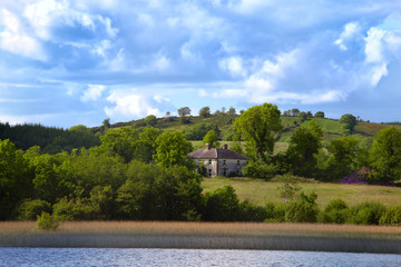 Fototapeta na wymiar Zobacz w irlandzkim domu na rzekę Shannon