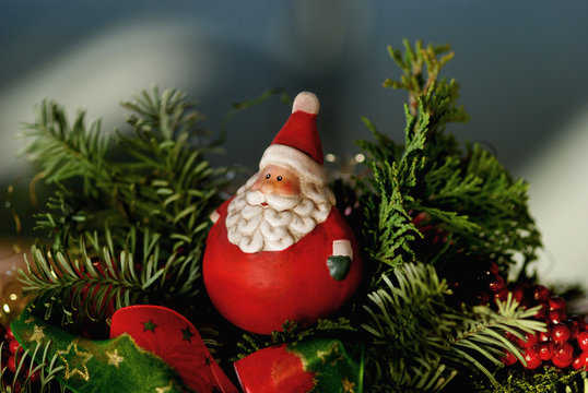S&uuml;&szlig;er Weihnachtsmann auf Tannenzweig