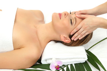 Obraz na płótnie Canvas Portrait of beautiful woman in spa salon taking head massage