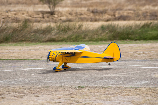 Avion amarillo de control remoto