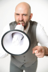 Br&uuml;llender Gesch&auml;ftsmann mit Megafon